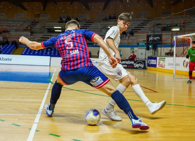 Twee zaalvoetballers in duel