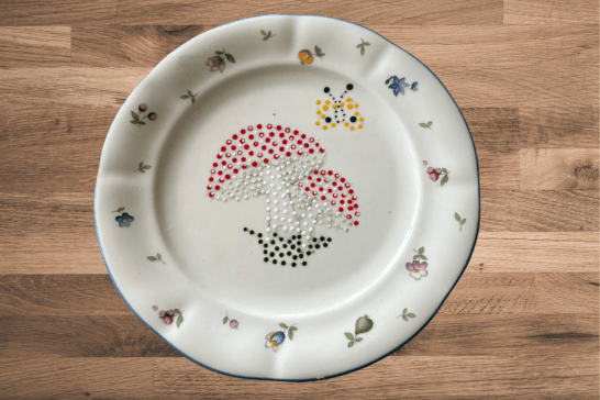 Workshop stippen op porselein buurthuis De Brulboei