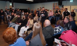 Publiek tijdens verkiezingsdebat in NUL251 in Beverwijk