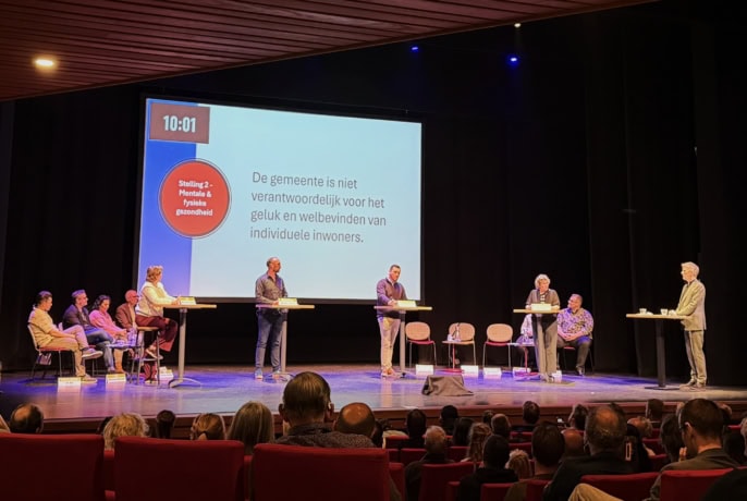 Kandidaten op het podium van het verkiezingsdebat in Beverwijk