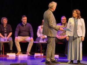 Nora tijdens de opening van het debat met Pieter Jan