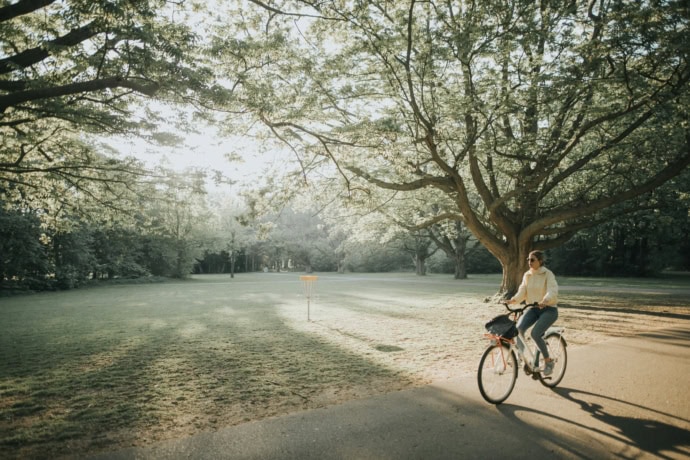 Fietser in het bos