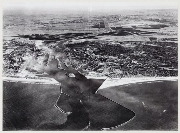 Luchtfoto van het Noordzeekanaalgebied, archieffoto