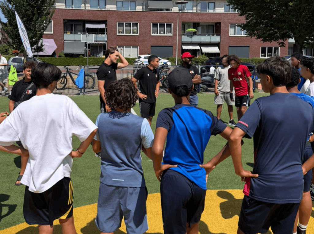 Jongeren op het voetbalveld