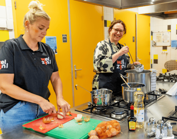 Lieke en Nicolette in de keuken