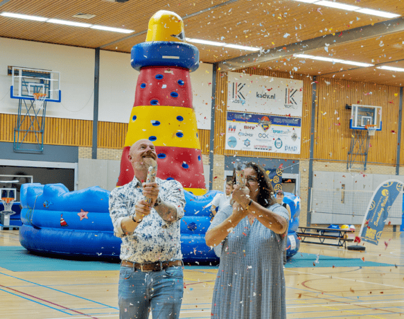 Wethouder Nathanael Korf en Nora Azarkan bestuurder Welzijn Velsen openen Zomerfeest