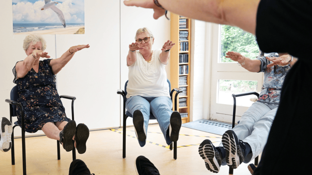 Handen vooruit tijdens de stoelyoga