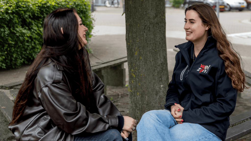 Natalii (links) en Natalie (rechts) in gesprek