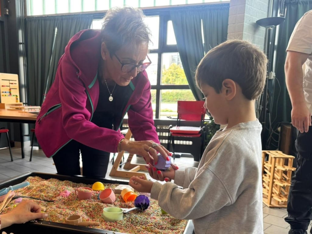 Jongen speelt met sensory rijst