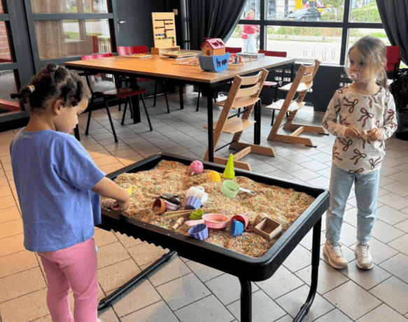 Twee meisjes spelend tijdens het prikkelarm speelmoment